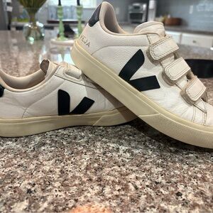 Veja Kids Cream and Black Velcro Sneakers